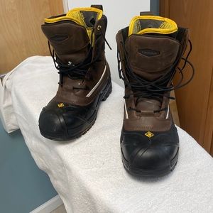Selling a pair of mens Terra steel toe winter work boots.
